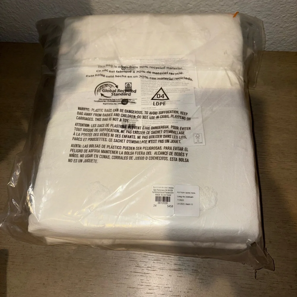 Pottery Barn Teen Cream Tufted Dot Duvet Cover